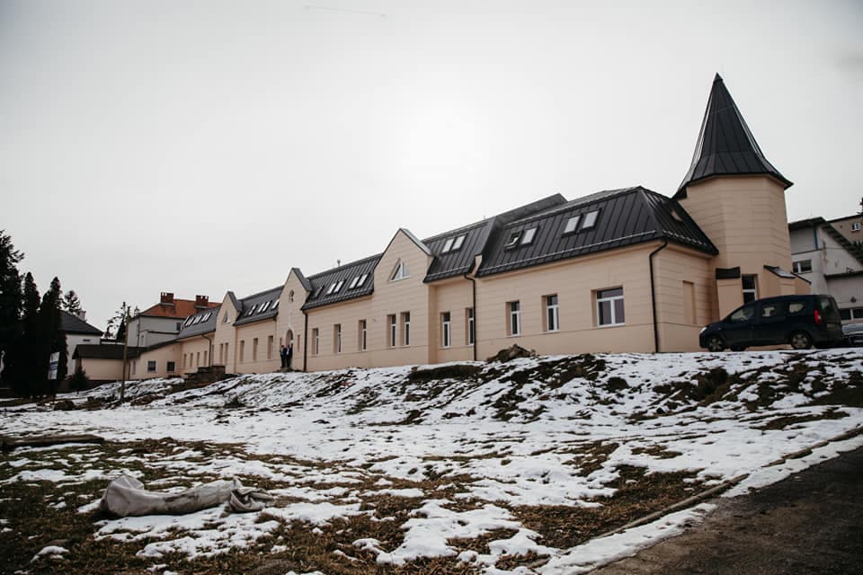 Župa ukončila rekonštrukciu historickej budovy SOŠ techniky a remesiel v Kráľovskom Chlmci