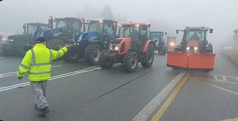 Protest farmárov sa z Dargova presúva na hraničný priechod Milhosť