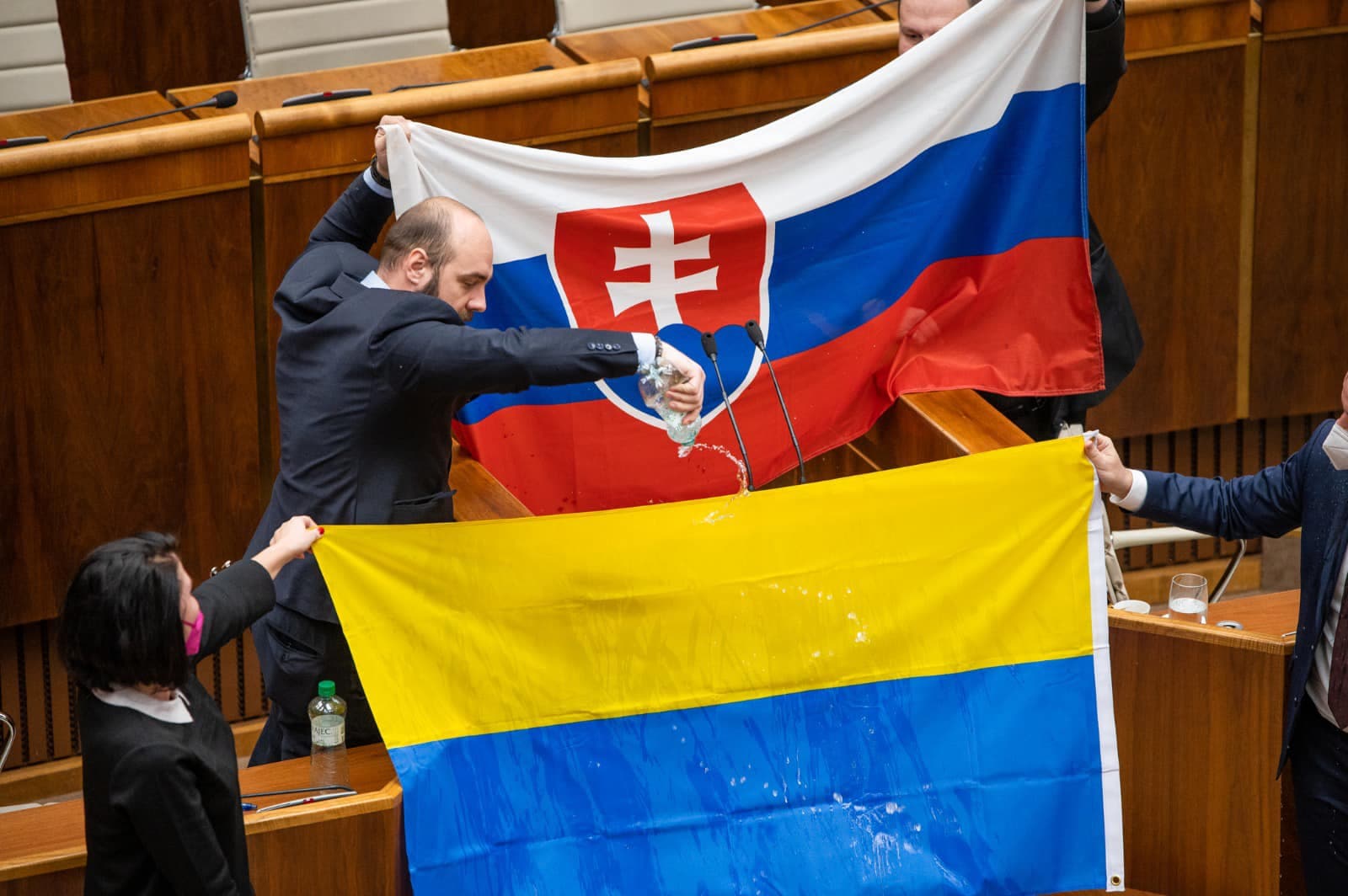 Cirkus v parlamente! Na poslanca SaS liali vodu (VIDEO, FOTO)