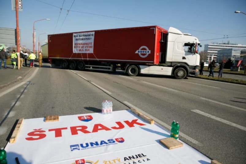 Autodopravcovia chcú rokovať s Matovičom a Doležalom, žiadajú aj odstúpenie ministra dopravy