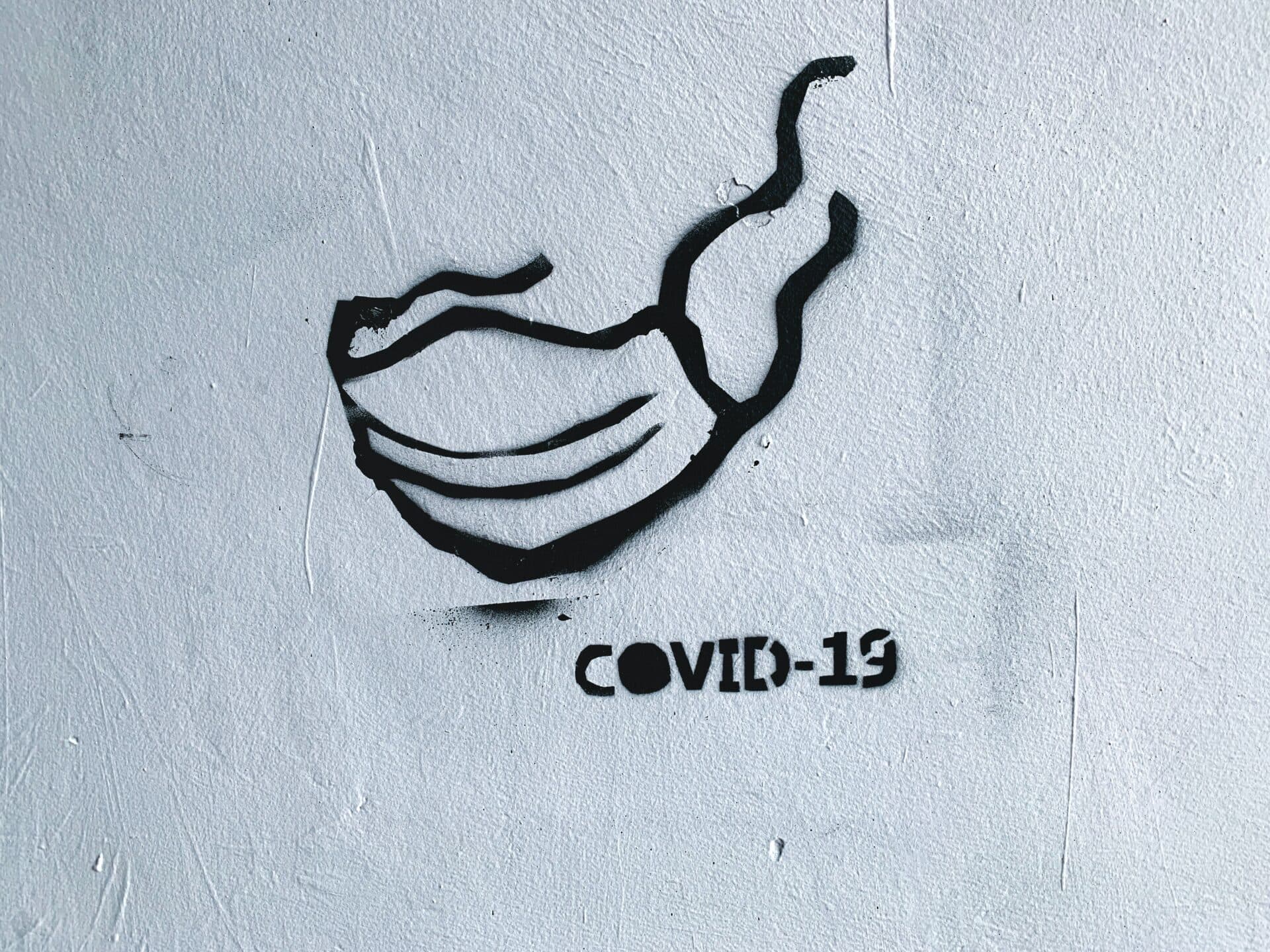 V nedeľu na Slovensku odhalili PCR testy cez 8-tisíc nakazených, pribudlo 10 obetí