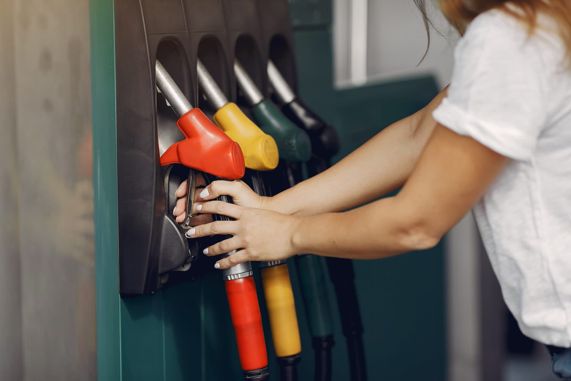 Poslanci za SaS navrhujú dočasne znížiť sadzbu DPH na pohonné látky na 8 percent