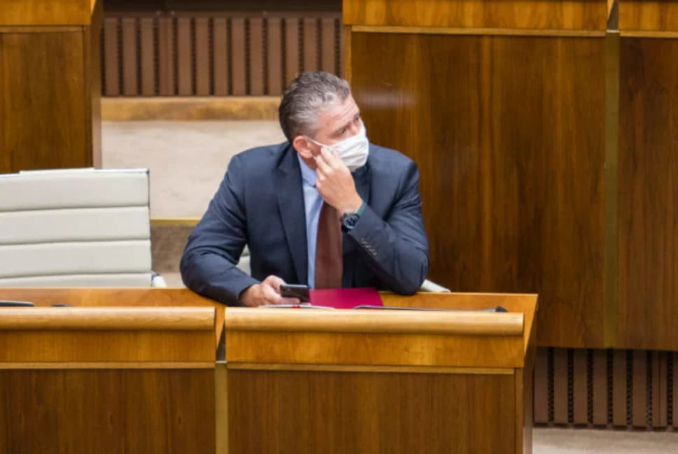 Mikulec ratifikoval 500-eurové príspevky pre hasičov, policajtov a horskú službu