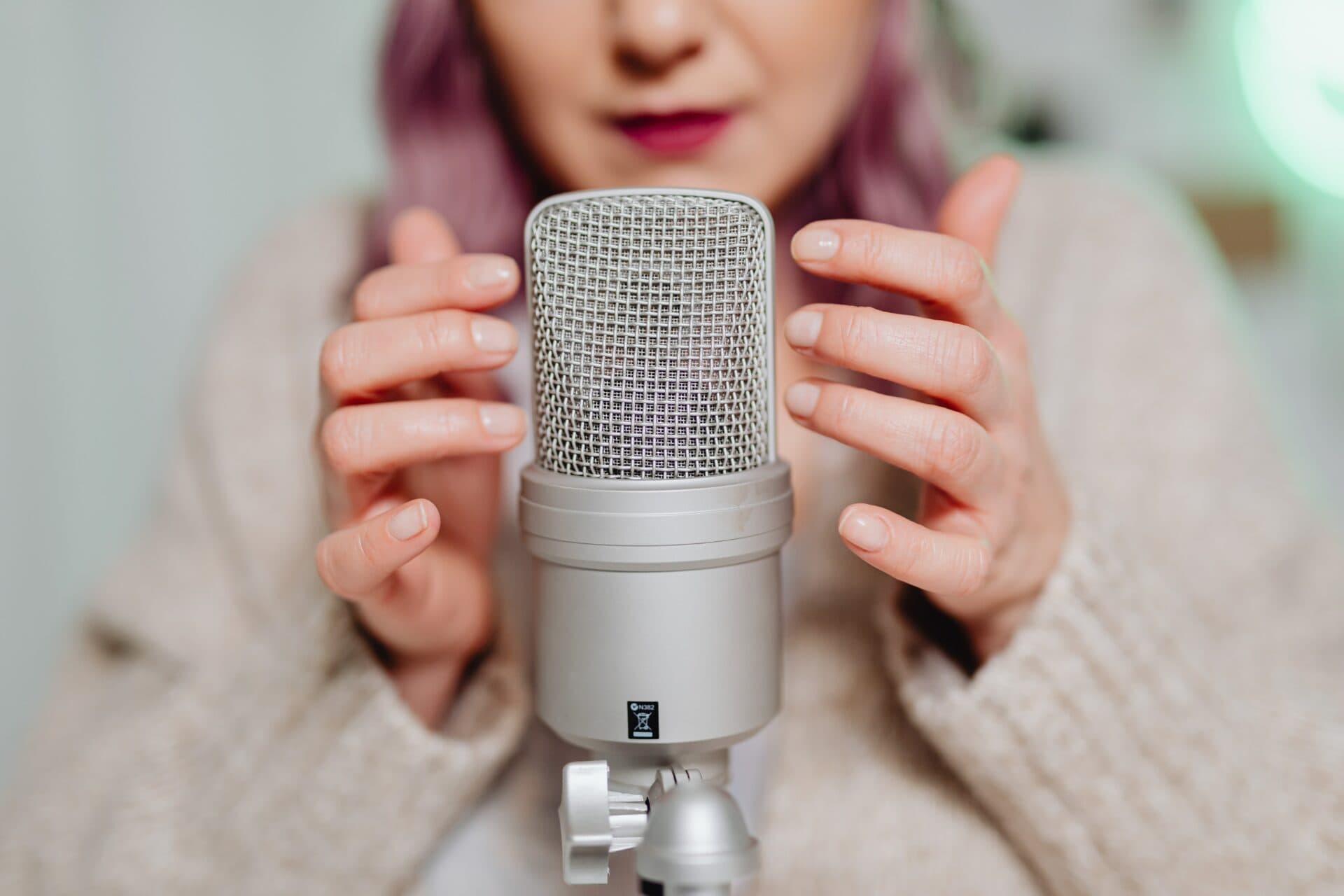 Počuli ste už o fenoméne ASMR? Táto aktivita uvoľňuje aj vzrušuje