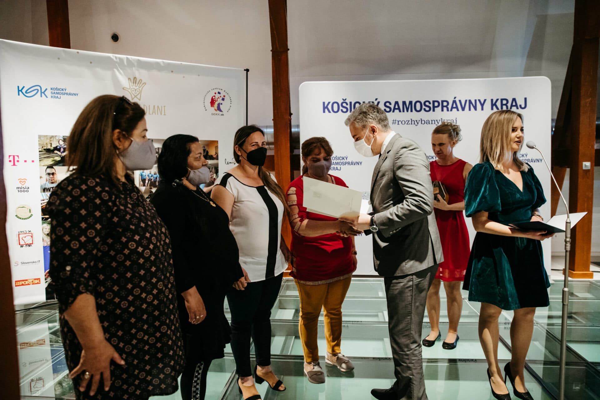 Košický kraj ocenil dobrovoľníkov z rôznych kútov kraja (FOTO)