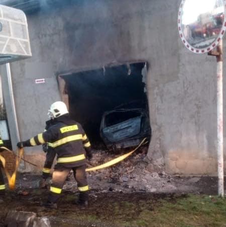 Auto vrazilo do domu a začalo horieť (FOTO)