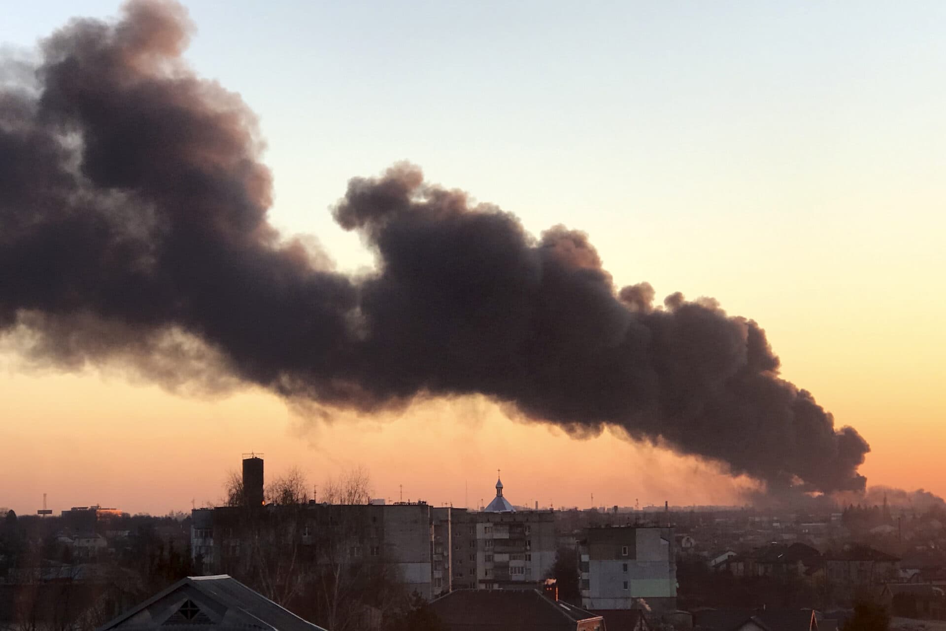 Na Ľvov bolo odpálených šesť rakiet, dve zneškodnili systémy protivzdušnej obrany