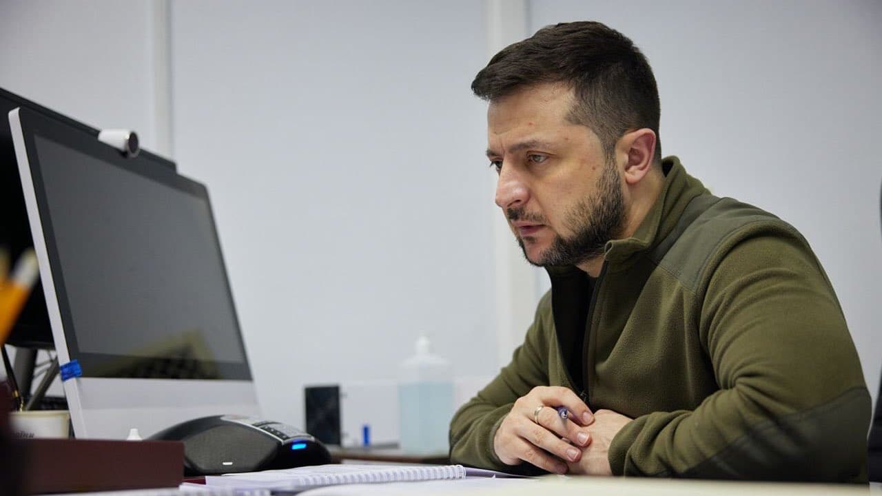 Ukrajinská armáda ostreľuje ustupujúcich Rusov, potvrdil Zelenskyj