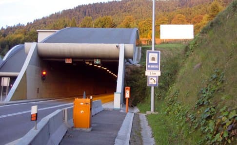Tunel Branisko je pre nehodu kamióna s osobným autom uzavretý
