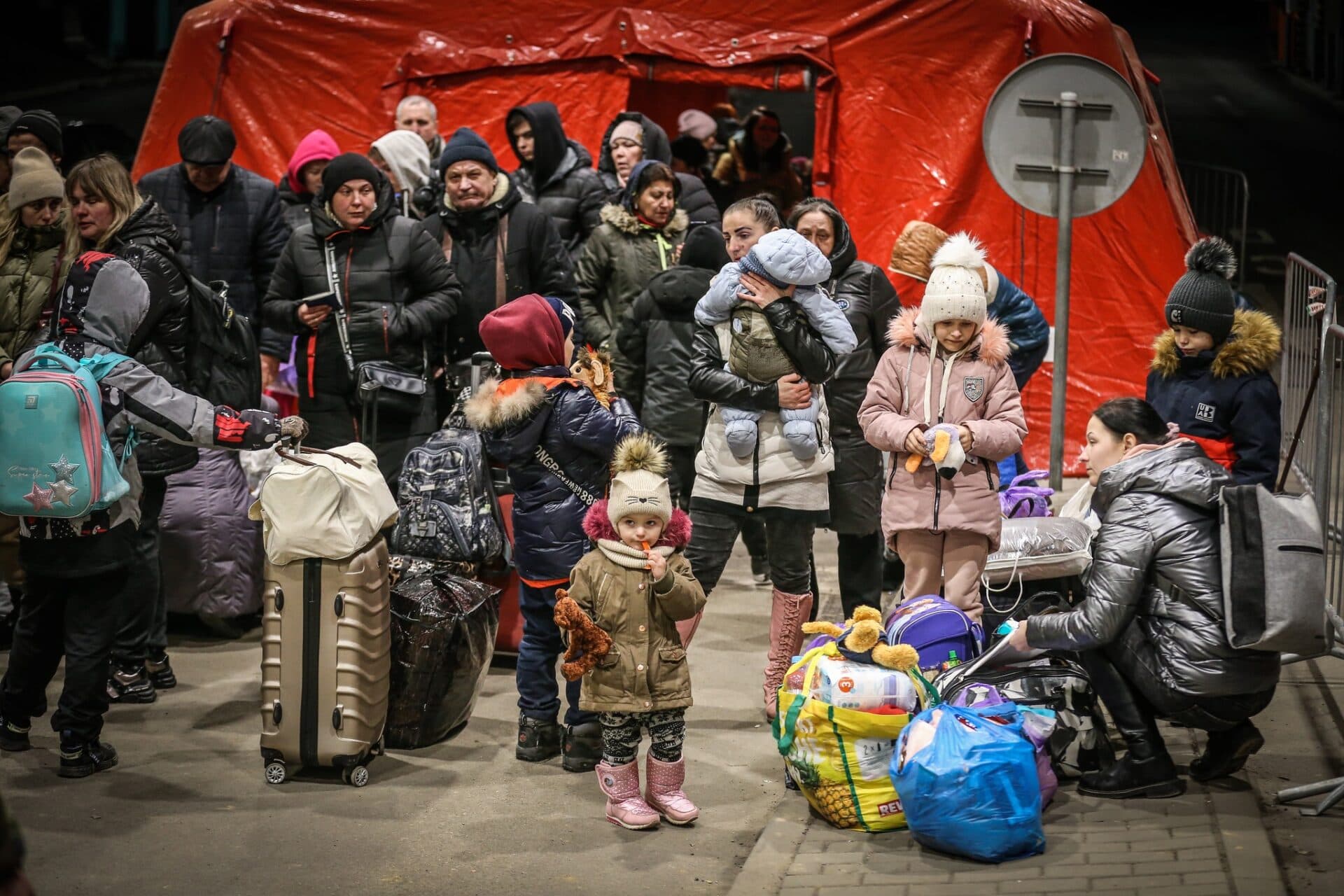 Hraničnými priechodmi s Ukrajinou prešlo v piatok 2715 žien, 1715 detí a 841 mužov (FOTO)