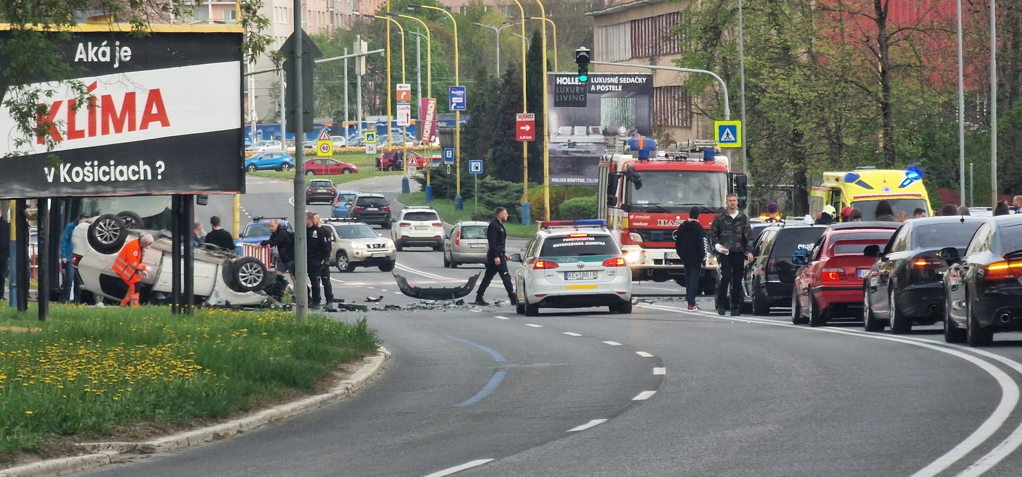 AKTUALIZOVANÉ: Pri dopravnej nehode na Watsonovej skončilo auto na streche (FOTO)