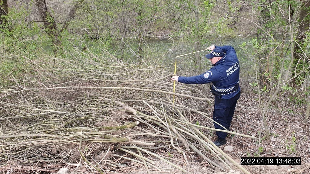 Muž si na cudzom pozemku vytvoril nepovolenú skládku. Bol upozornený na protiprávne konanie
