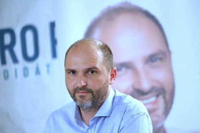 Polaček stráca dych aj podporu pravice