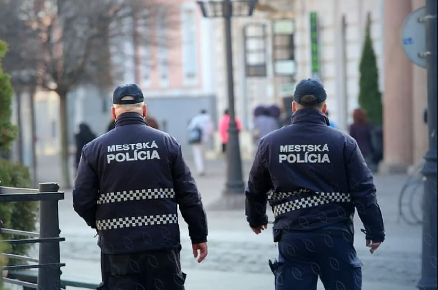 Dvaja muži chceli skočiť z mosta. Mestskí policajti prišli v poslednej chvíli