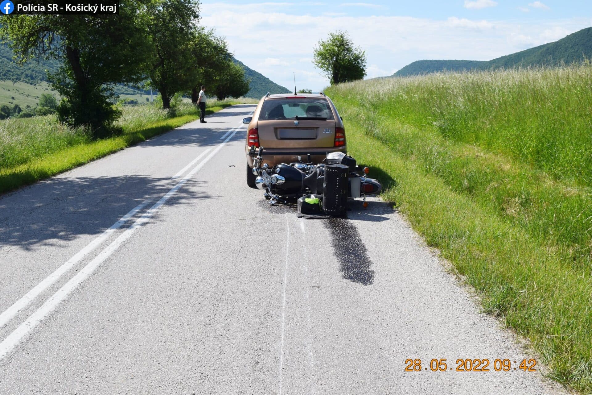Motocyklista dostal šmyk, zastavilo ho až auto pred ním (FOTO)
