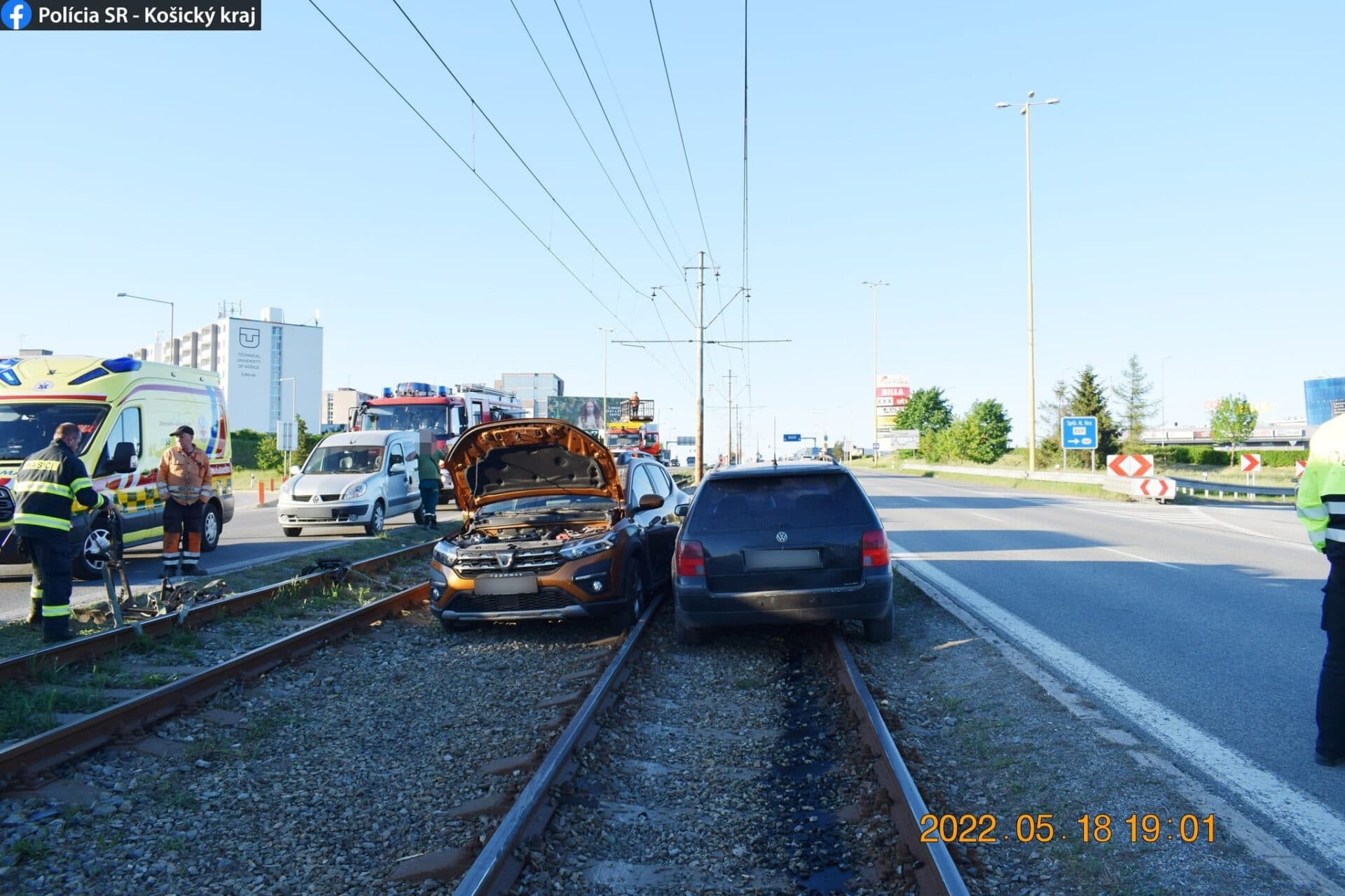 Po zrážke skončili vozidlá na koľajniciach. Jeden vodič z miesta nehody ušiel