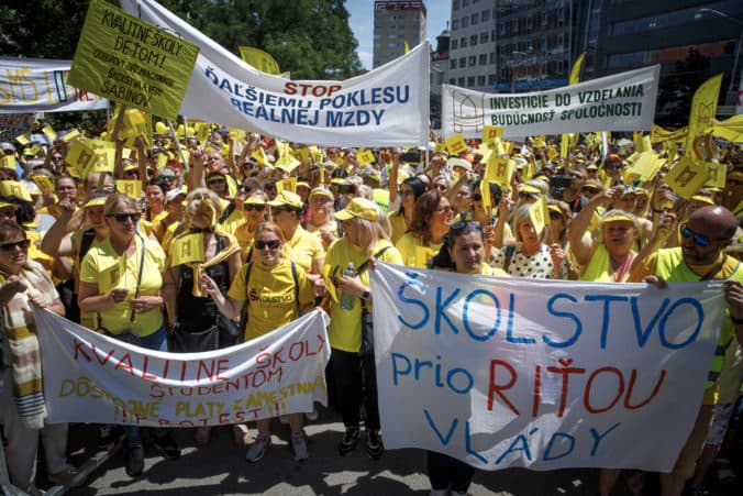 Požiadavky učiteľov na vyššie mzdy sú spravodlivé, tvrdí prezidentka