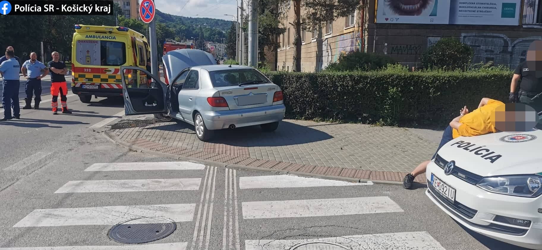 Vodič narazil do auta a pokračoval v jazde. Zastavil ho až stožiar