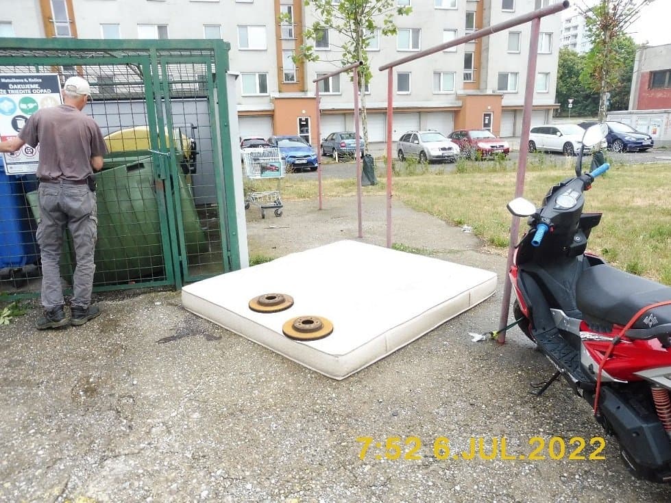 Veľký odpad na kontajneroviská nepatrí! (FOTO)