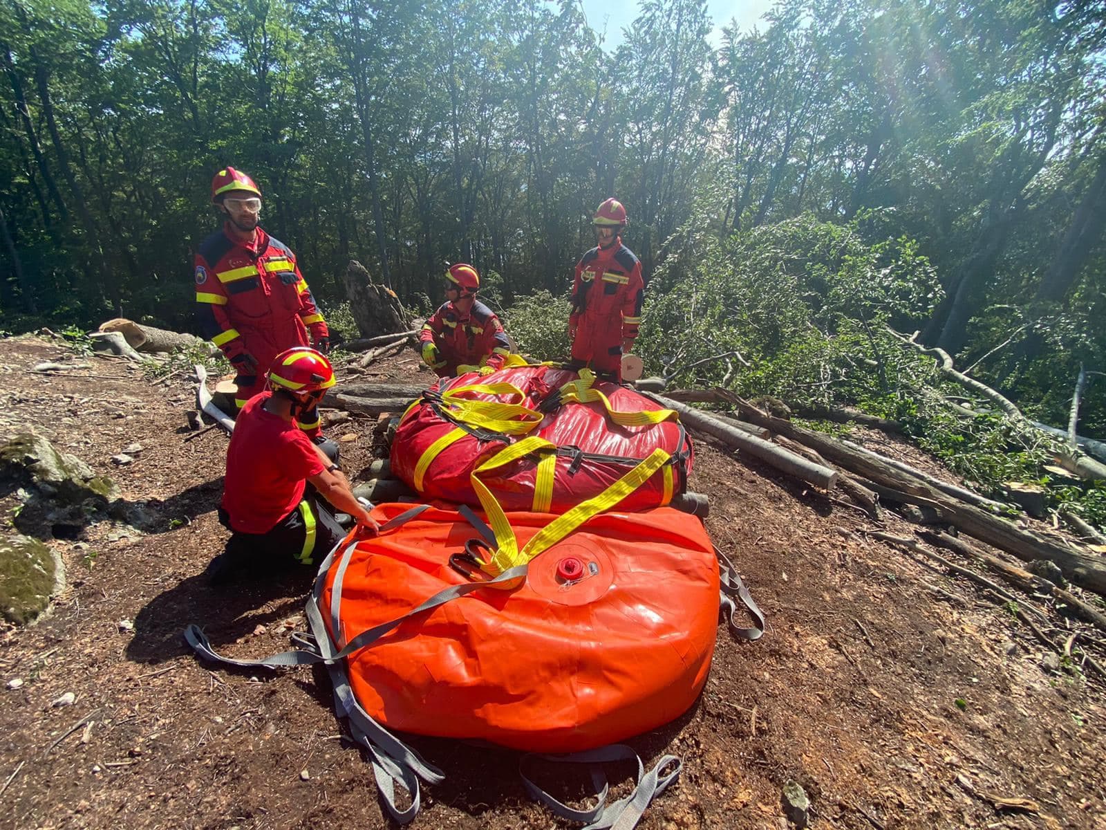 Hasiči pokračujú v hasení lesného požiaru v Malej Lodine (FOTO)