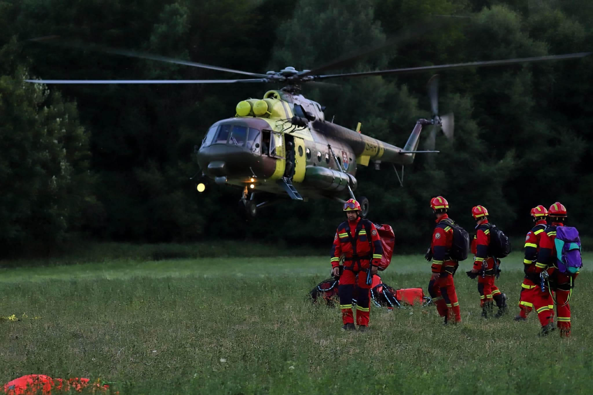 Hasiť oheň v Malej Lodine pomáhajú aj armádne vrtuľníky (FOTO)