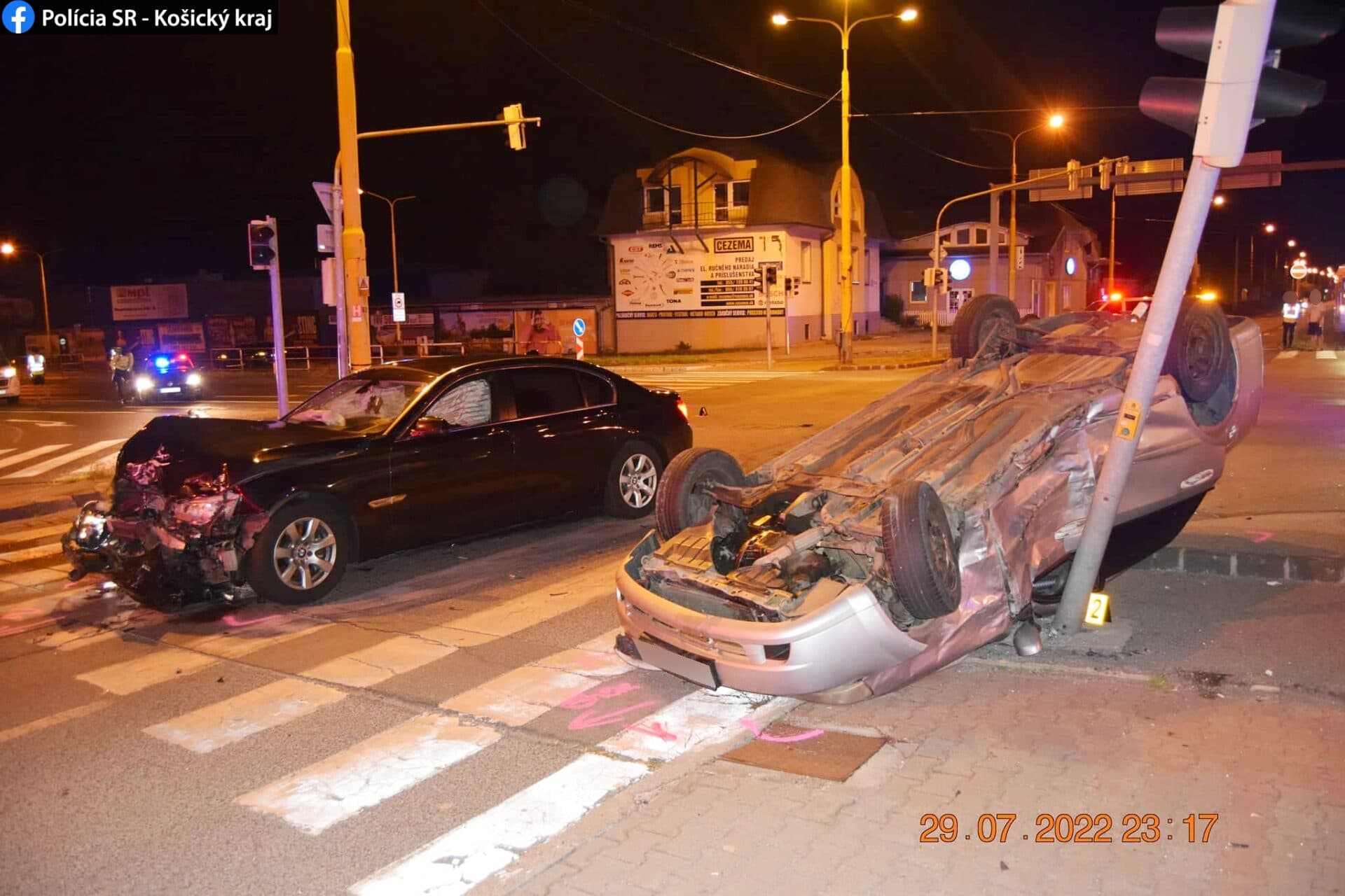 Na Južnej triede došlo k vážnej dopravnej nehode! Auto skončilo na streche (FOTO)