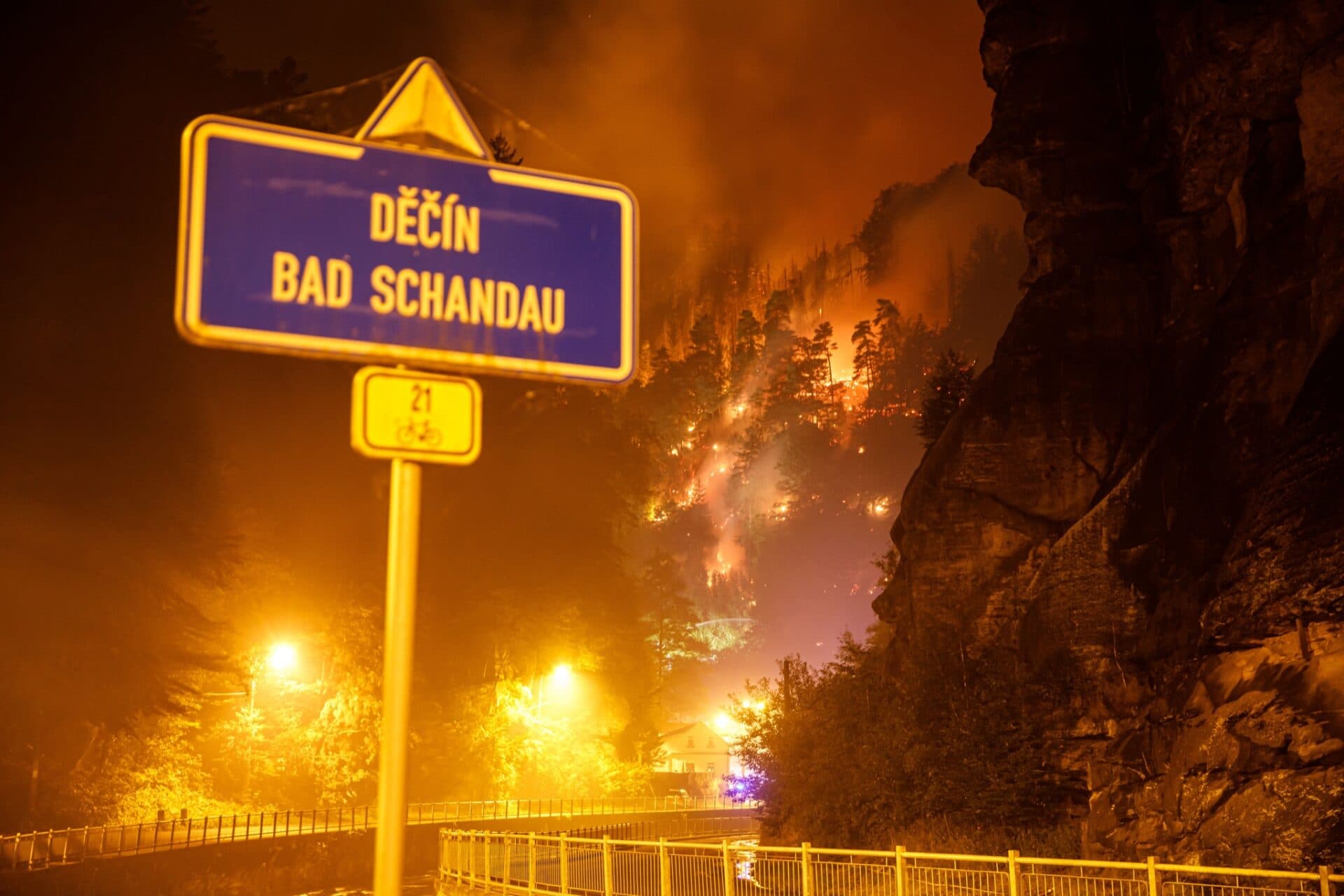 Slovensko pošle vojenský vrtuľník a 30 vojakov na pomoc s požiarom v Českom Švajčiarsku