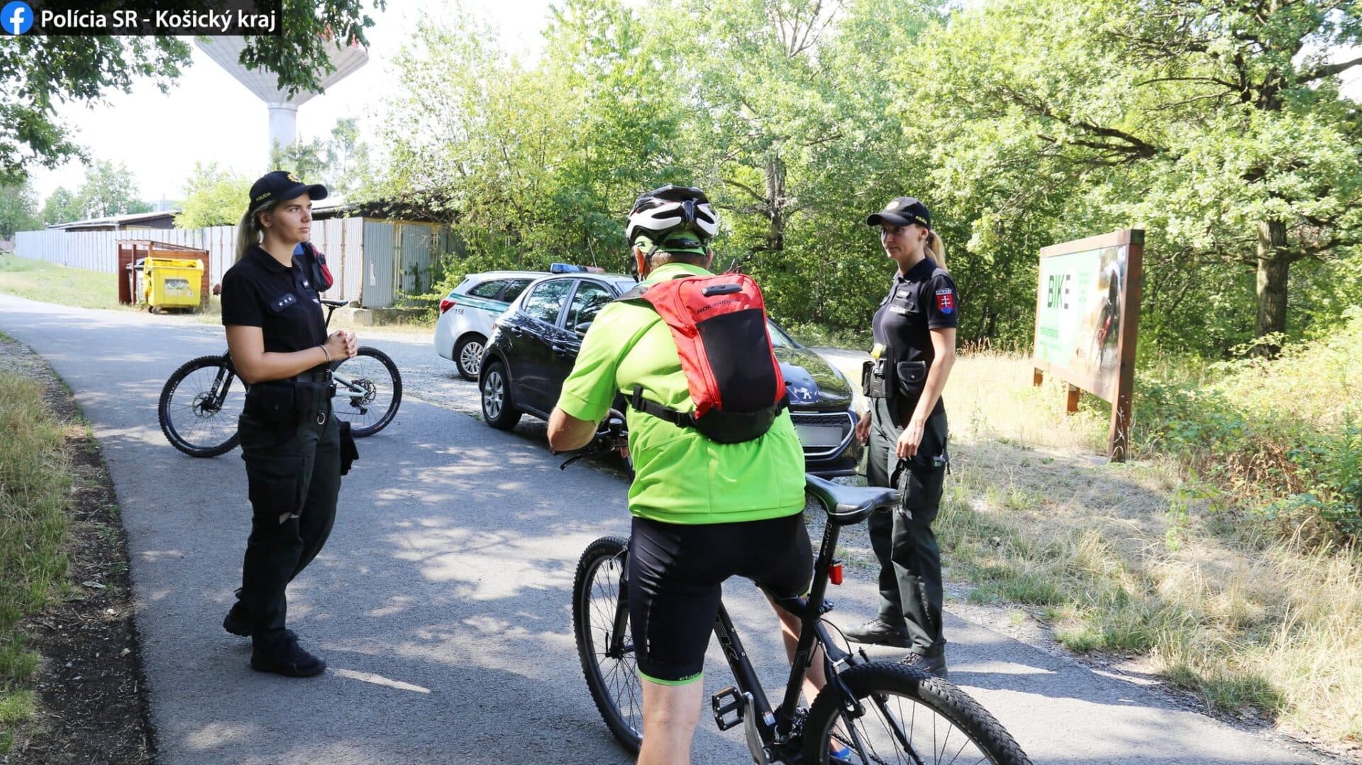 Polícia kontroluje zákaz vstupu do lesov
