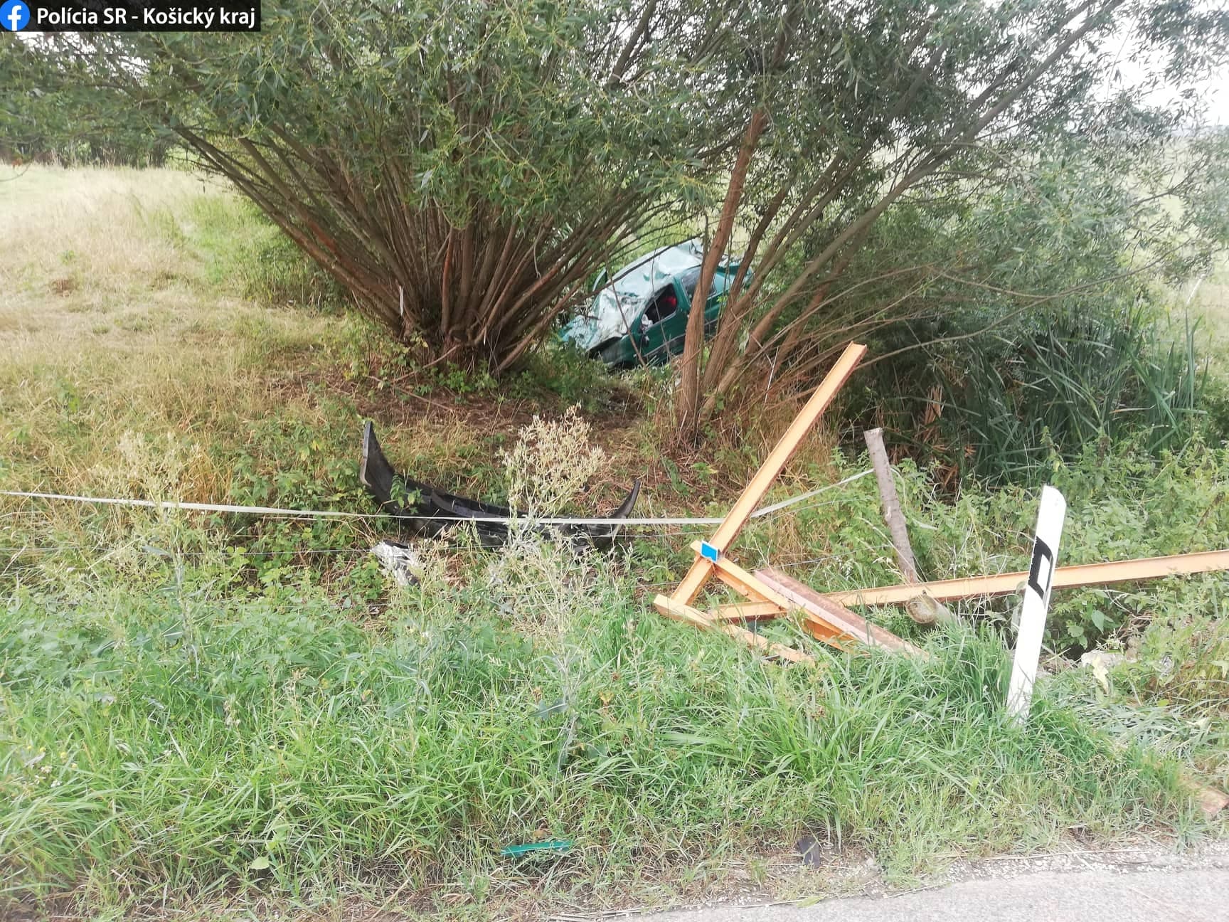 15-ročný chlapec havaroval s autom. Jeho spolujazdec utiekol (FOTO)