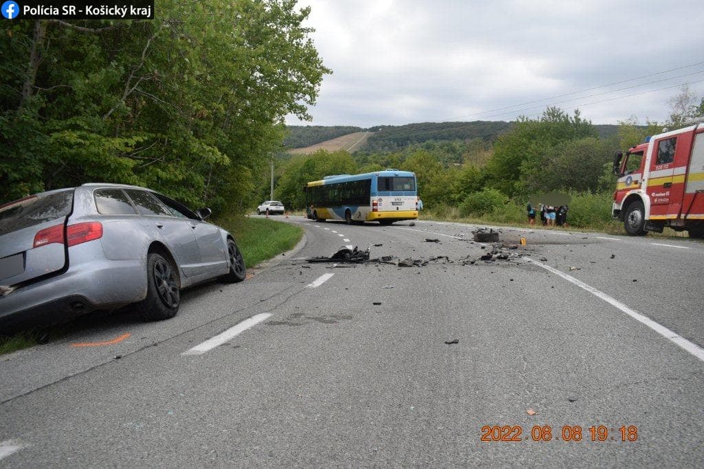 Opitý šoféroval a narazil do autobusu! Auto odhodilo mimo cesty (FOTO)