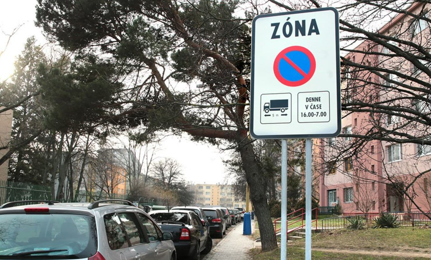 Na Slaneckej dôjde k ďalším obmedzeniam. V tomto úseku by ste nemali parkovať na chodníku