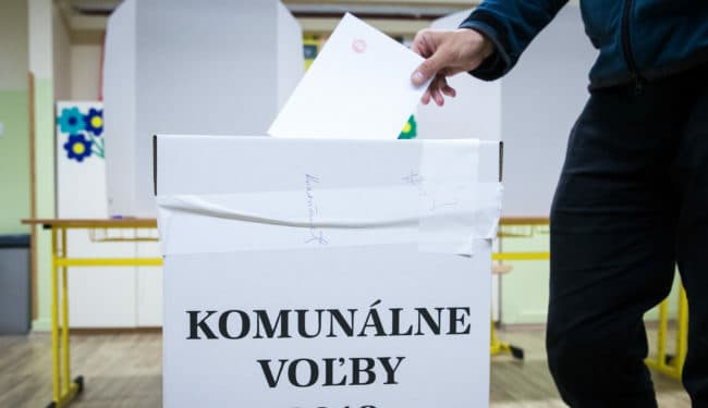 29. októbra dostanú voliči dve obálky. Na čo budú slúžiť?