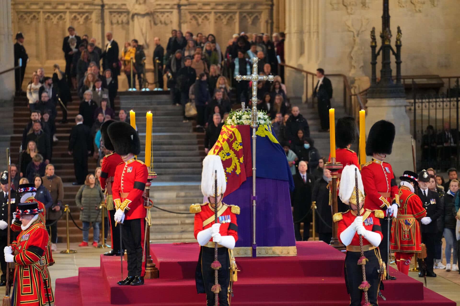 Britská polícia zatkla muža pri rakve kráľovnej Alžbety II.