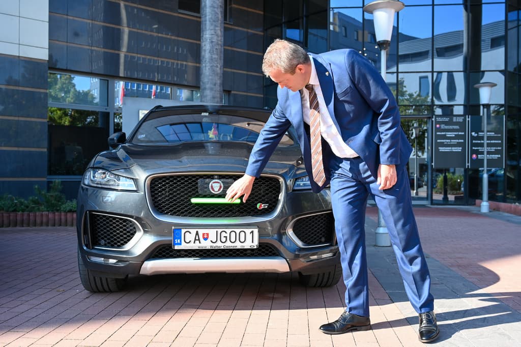 Slováci prišli s novinkou predných brzdových svetiel! Stanú sa súčasťou povinnej výbavy? (FOTO)