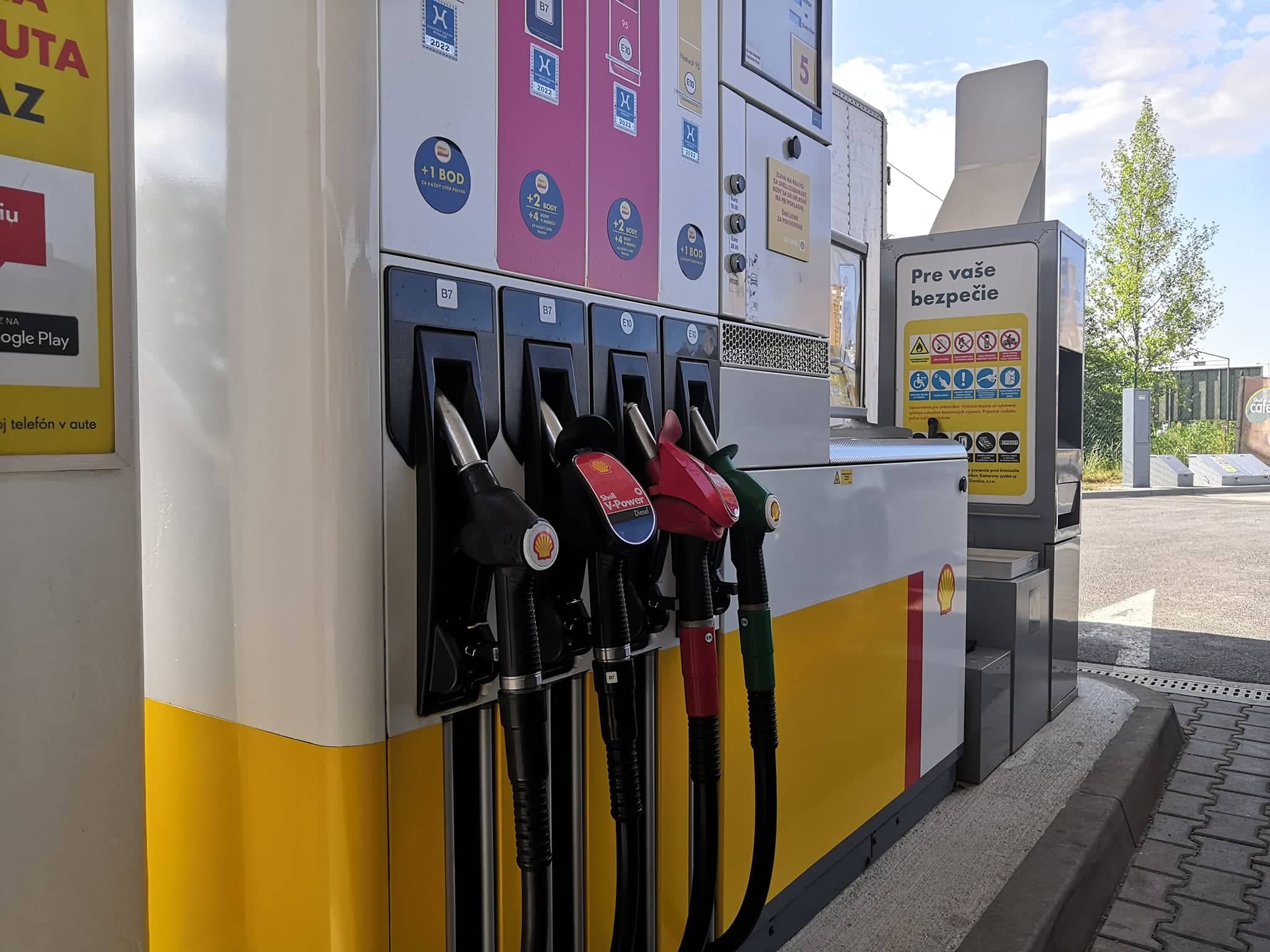 Vláda zasiahla pre nedostatok nafty, opatrenia platia 30 dní