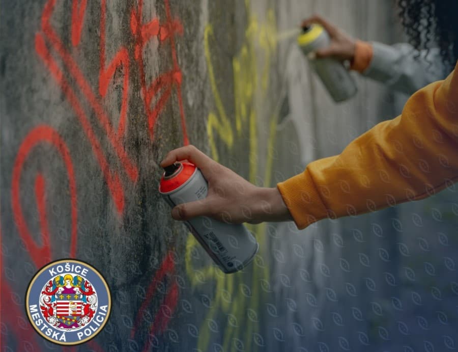 Policajti chytili ďalšieho muža, ktorý posprejoval budovu v centre mesta