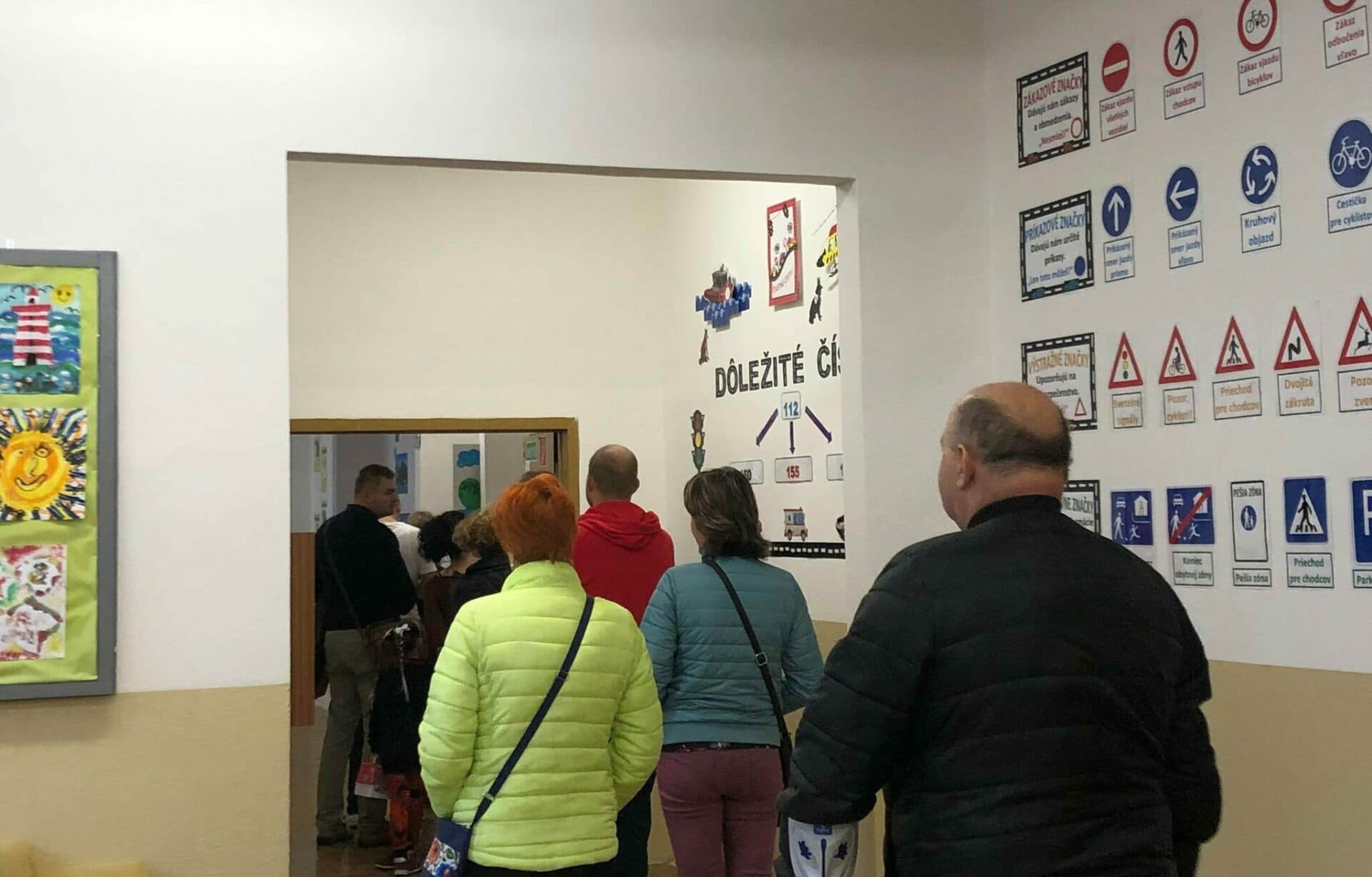 Pred volebnými miestnosťami sa tvoria rady, niekde museli rozširovať kapacity