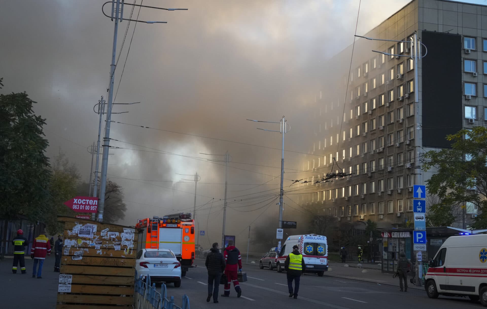 PREHĽAD UDALOSTÍ (17. 10.): V Kyjeve nastali ráno najmenej tri výbuchy