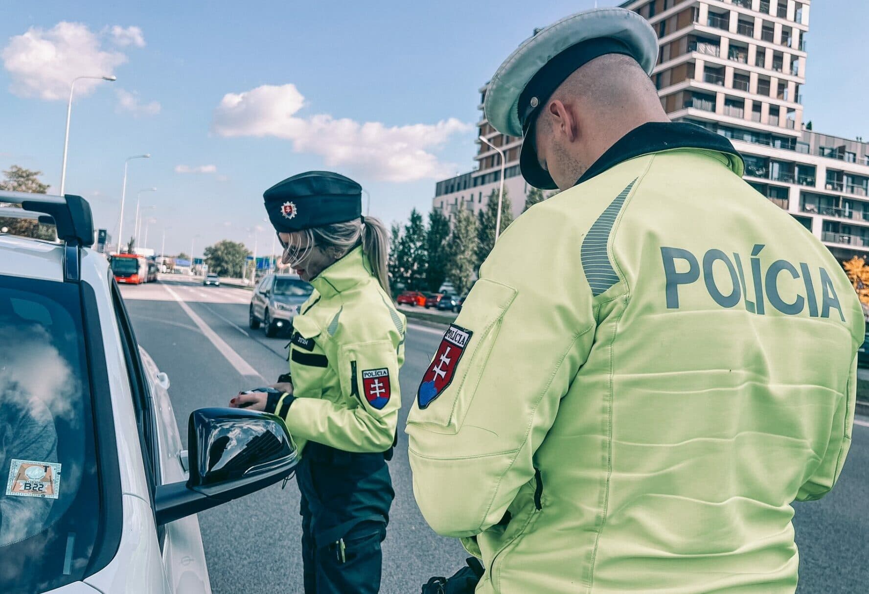 Vodiči, správajte sa na cestách zodpovedne, odkazujú policajti