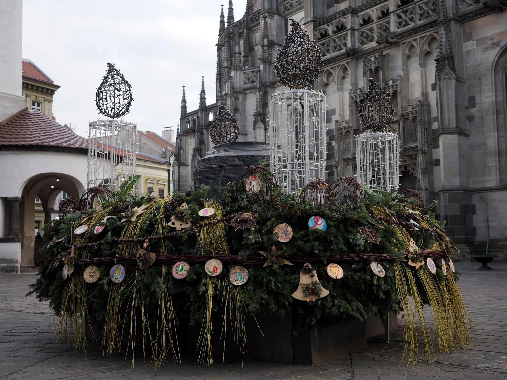 ADVENT sa nezadržateľne blíži. Pred Urbanovou vežou pribudol obrovský adventný veniec