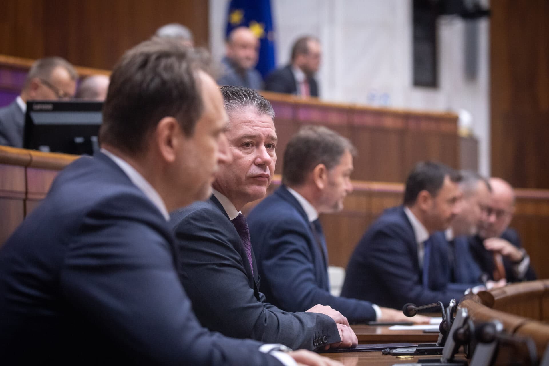 Fico využije každú možnosť odvolať ministra vnútra, aby odpútal pozornosť od všetkých škandálov jeho ľudí, tvrdí Mikulec