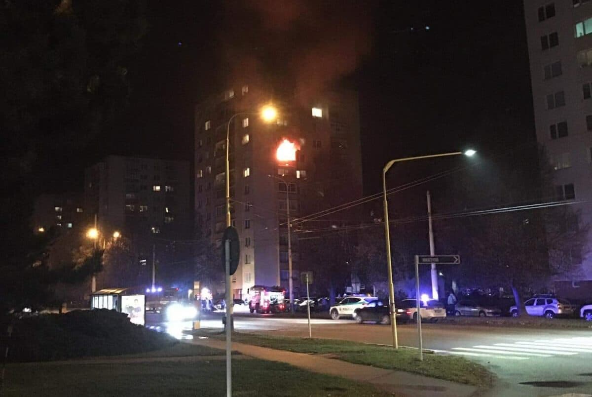 Obyvatelia poškodenej bytovky by sa mohli do bytov vrátiť do konca týždňa