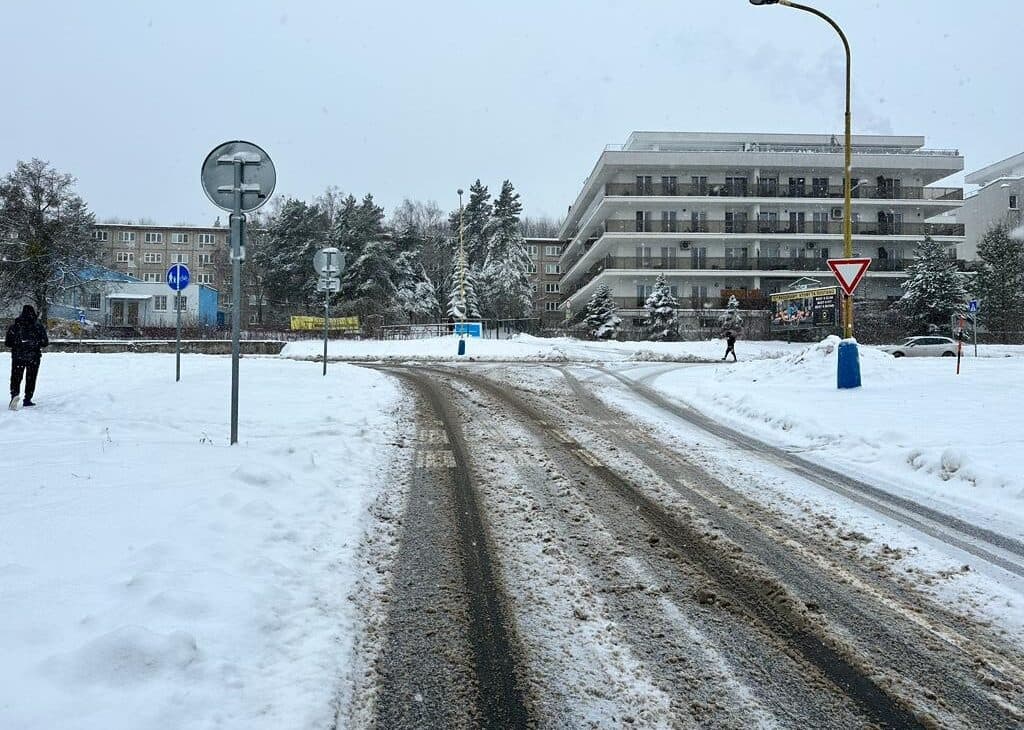 Na východe Slovenska výdatne sneží už druhý deň