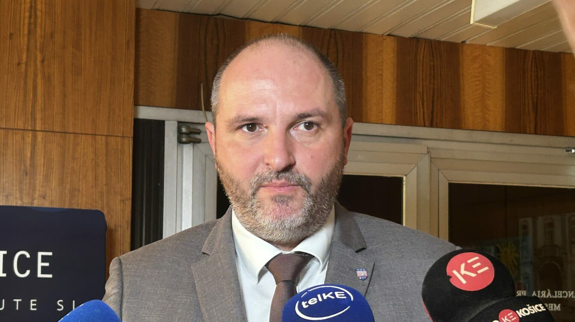 Poslanci odhlasovali, že Polačeka nechcú. On sa zdvihol a odišiel…