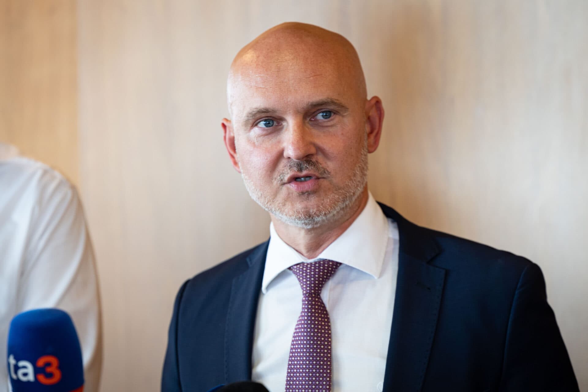 Podľa Gröhlinga vláda aj ministerstvo školstva úplne podcenili situáciu s energiami