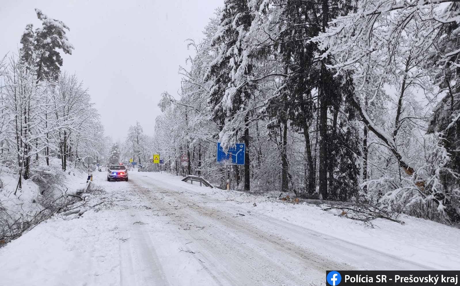 Chystáte sa na hory? POZOR! Husté sneženie komplikuje dopravu v okrese Poprad