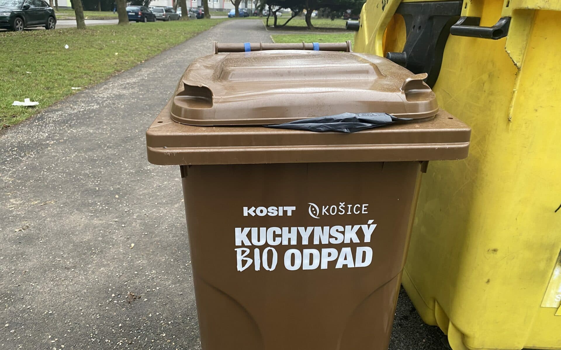 Triedenie BIO odpadu sa už začalo. Všimli ste si hnedé nádoby?