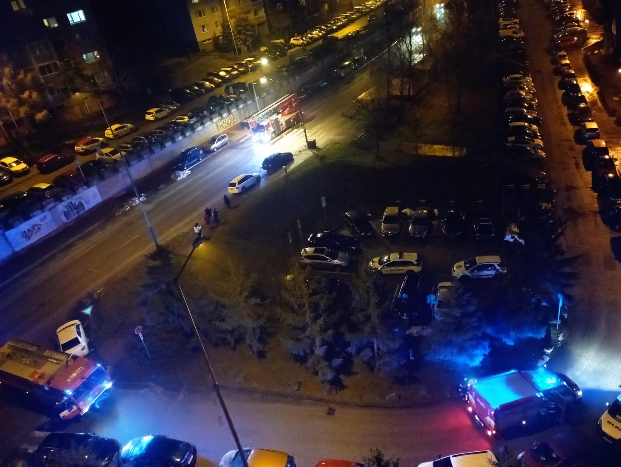 V jednom z obytných domov na Sídlisku Ťahanovce došlo k požiaru (VIDEO)