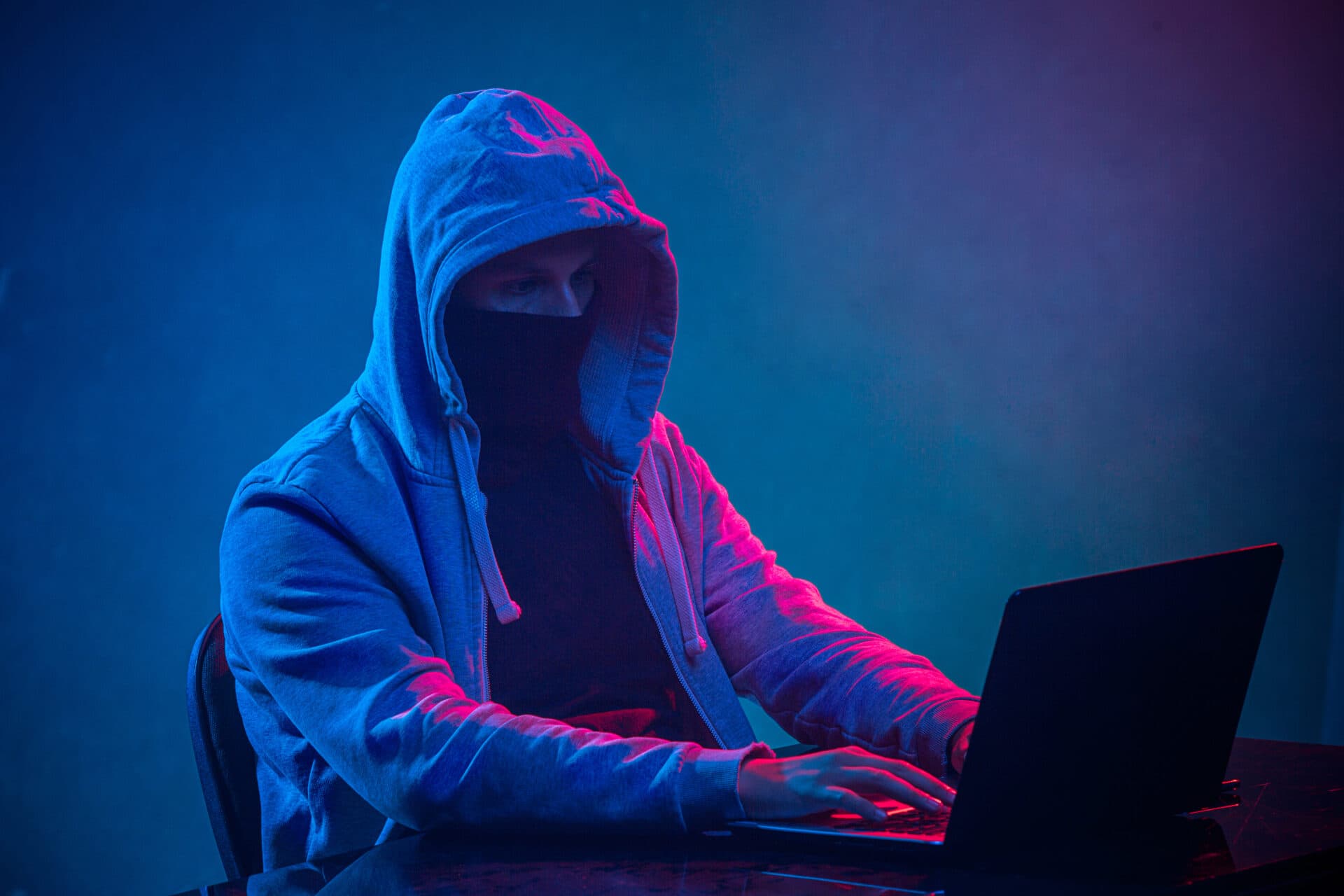 Tínedžeri čelia online útokom, najviac sa obávajú zneužitia AI a nenávistných prejavov
