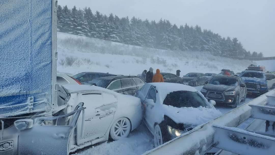 Na diaľnici došlo k reťazovej nehode približne 30 áut (FOTO)